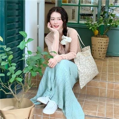 使用下方 20 个影片名，按顺序一一对应，不要改动片名文字，只根据片名和括号内类型提示来虚构全新的故事内容： 丹尼玫瑰 罪后辩护 风雨欲来 音乐在我心 不加滤镜 成吉思汗 单刀赴会 2019：纽约陷落之后 没事没事 幻花之恋 动作巨星 海盗岛：甲板上的家族 爱之针 唤醒者 野火2018 银河彩凤 宠坏的孩子 我的第一次婚礼 滚雷巡演：鲍勃·迪伦传奇 养老金